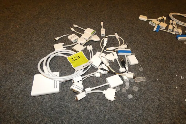 Konvolut Kabel und Adapter